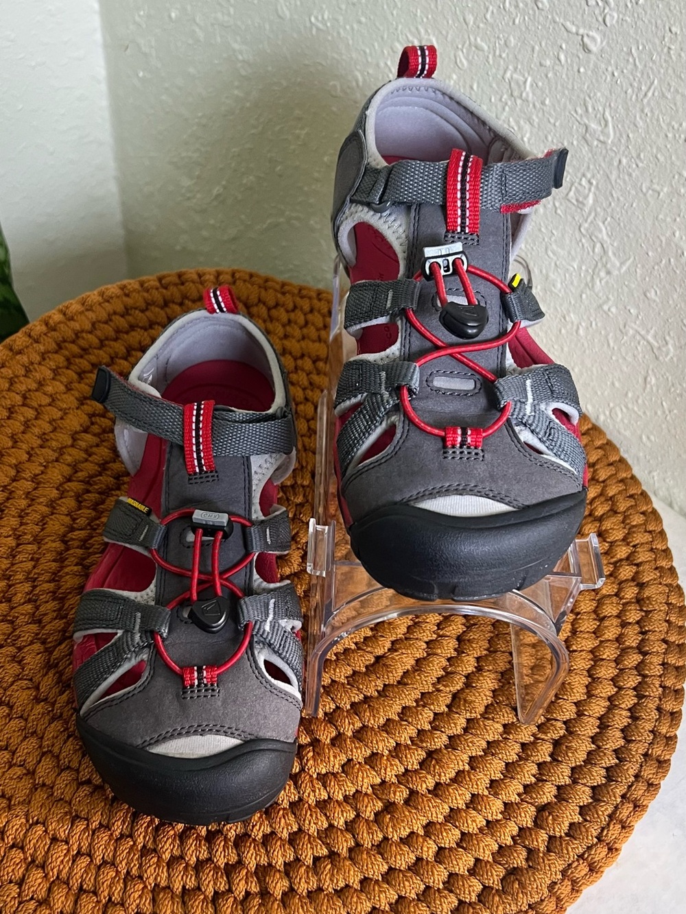 KEEN Big Kids' Seacamp II CNX Sandals. Size 5 Pre-Loved waterproof Shoes